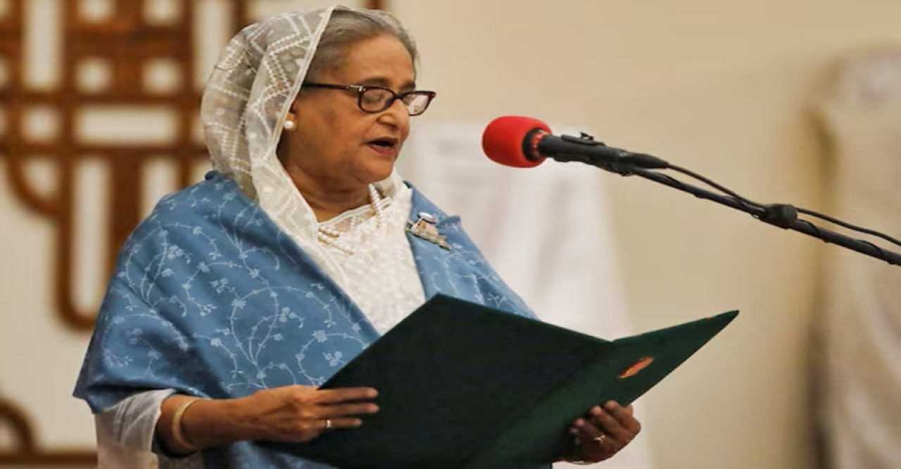 ডিসেম্বরে দেশে ফেরার পরিকল্পনা শেখ হাসিনার, সহকর্মীদের নিয়ে আত্মসমর্পণের ইচ্ছা