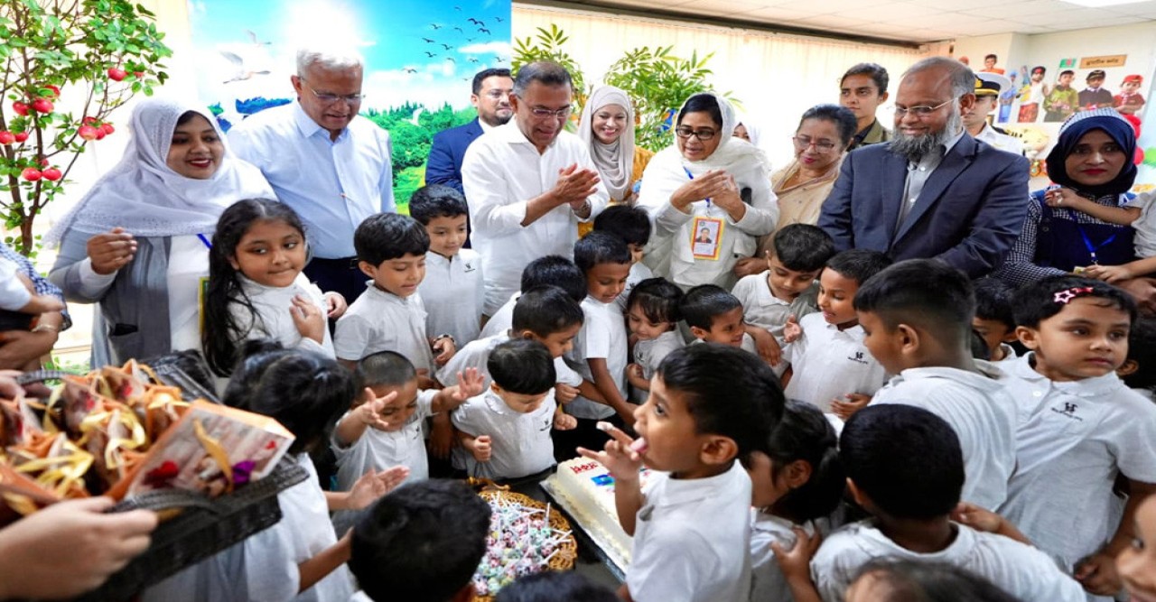প্রধানমন্ত্রীকে ঘিরে শিশুদের উচ্ছ্বাস