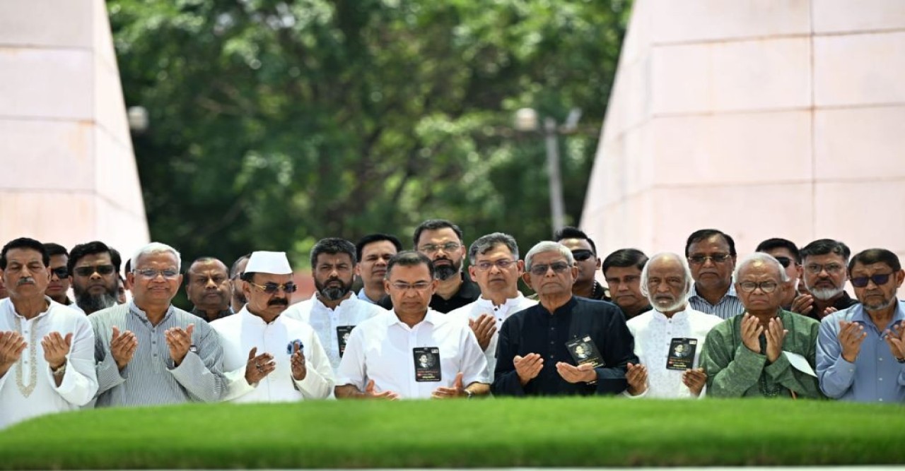 জিয়াউর রহমানের সমাধিতে শ্রদ্ধা জানালেন প্রধানমন্ত্রী