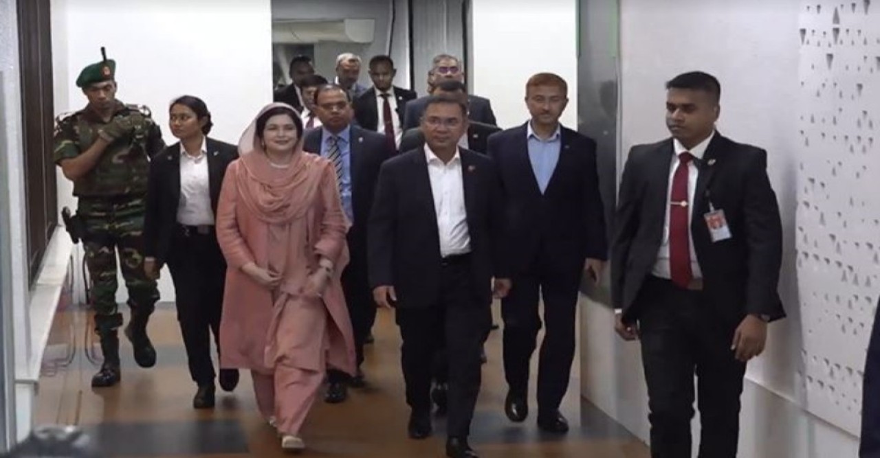 দেশে ফিরলেন প্রধানমন্ত্রী