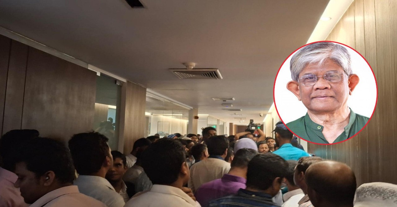 ৬ ঘণ্টা অবরুদ্ধ থেকে সচিবালয় ছাড়লেন অর্থ উপদেষ্টা