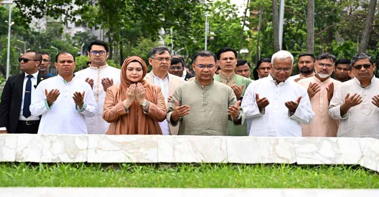বিডিআর বিদ্রোহে নিহত সেনা কর্মকর্তাদের কবর জিয়ারত প্রধানমন্ত্রীর