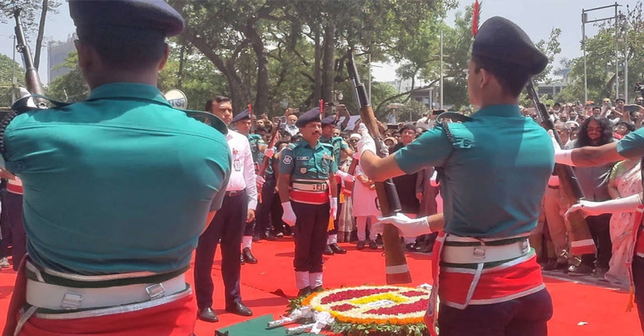 ফুলেল শ্রদ্ধার সঙ্গে গার্ড অব অনারে ডা. জাফরুল্লাহকে সম্মাননা