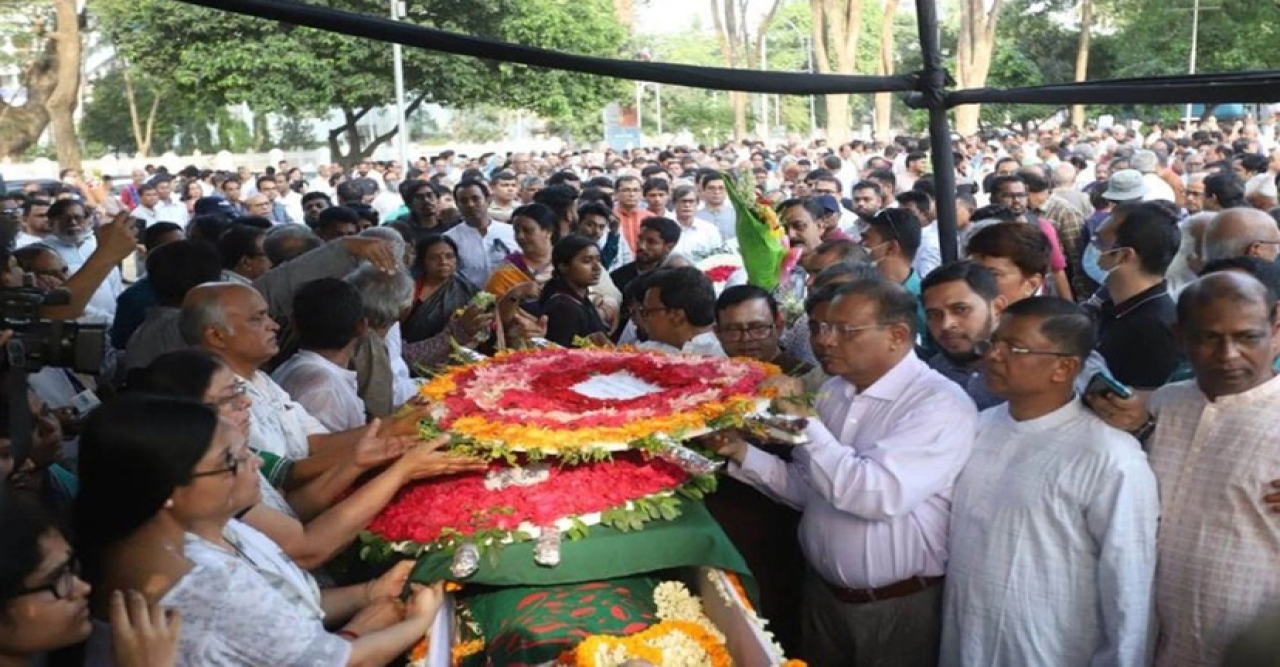 ফুলেল শ্রদ্ধায় পঙ্কজ ভট্টাচার্যকে শেষবিদায়