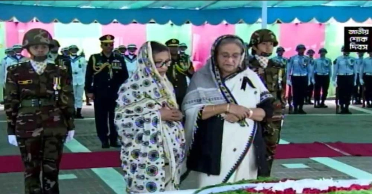 টুঙ্গিপাড়ায় বঙ্গবন্ধুর সমাধিতে প্রধানমন্ত্রীর শ্রদ্ধা
