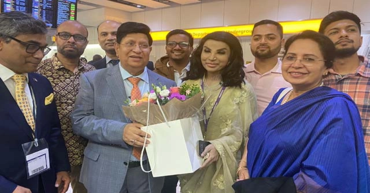 লন্ডনে পররাষ্ট্রমন্ত্রী ড. মোমেনকে প্রবাসীদের ফুলেল শুভেচ্ছা
