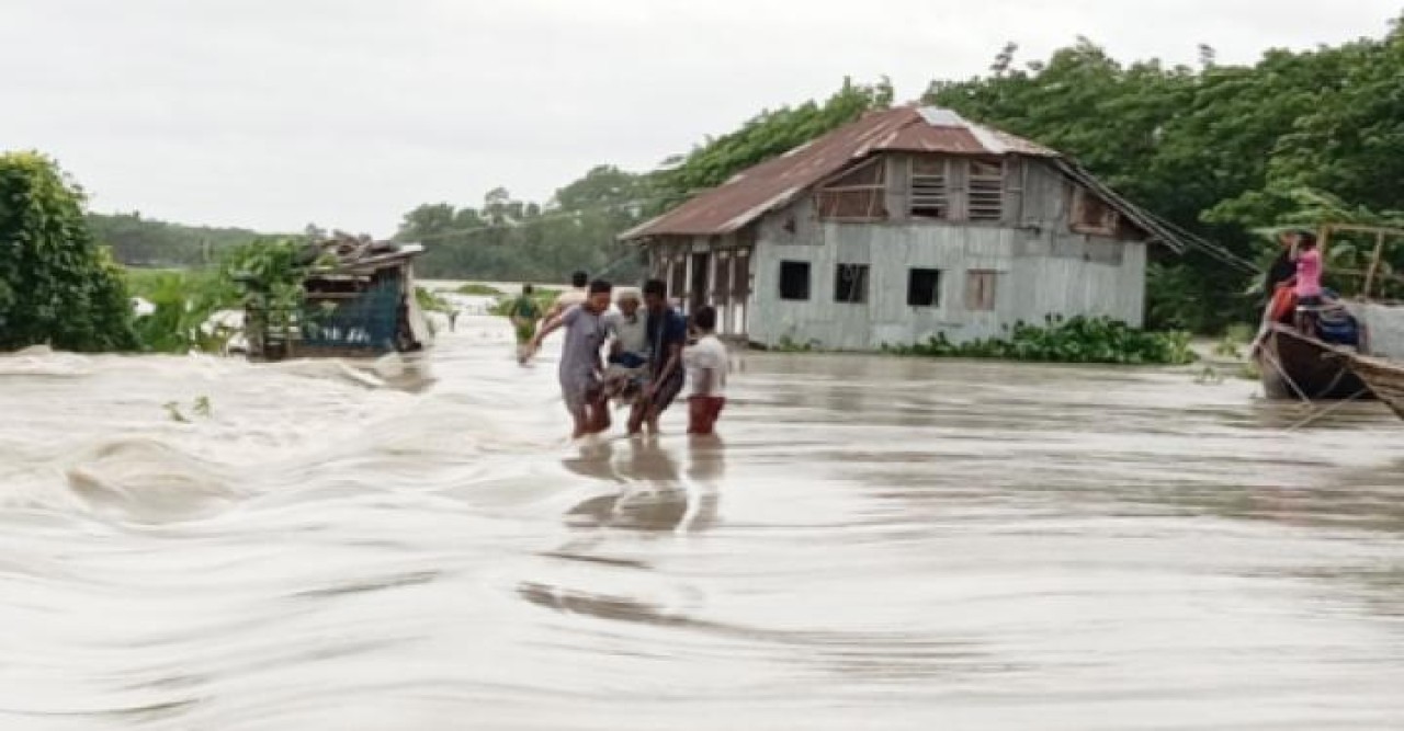 রিমালের তাণ্ডবে লণ্ডভণ্ড উপকূল, প্লাবিত গ্রামের পর গ্রাম