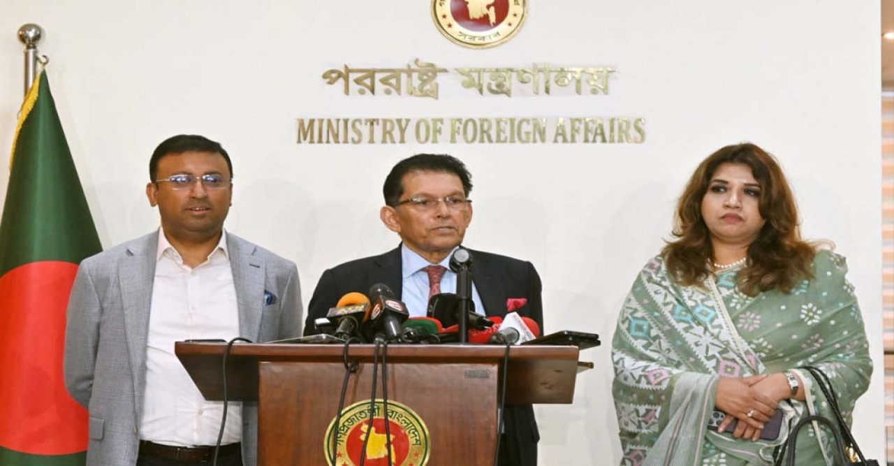 পদ ছাড়ছেন না পররাষ্ট্রমন্ত্রী, নজির দেখালেন হুমায়ুন রশীদের