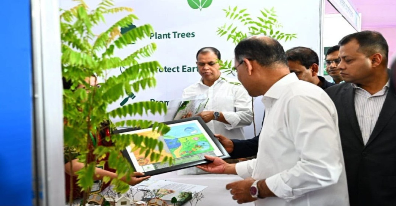 পরিবেশ মেলার স্টল ঘুরে মুগ্ধ প্রধানমন্ত্রী, উপহার পেলেন শিশুদের আঁকা ছবি
