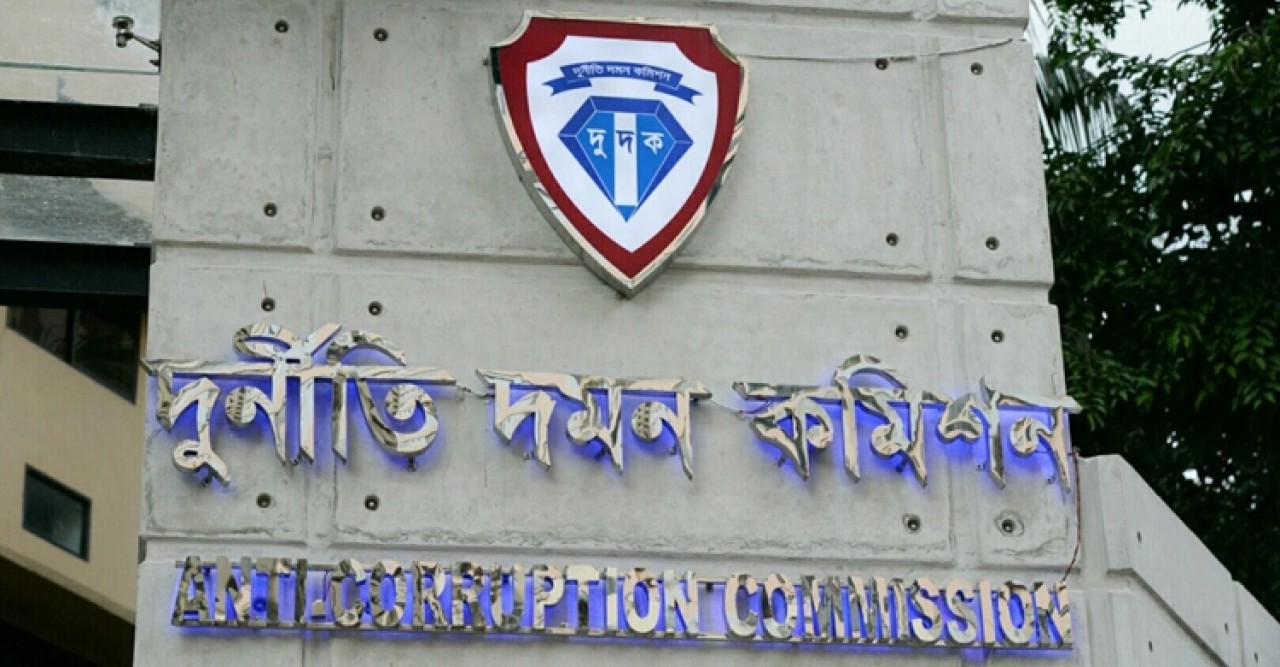 শত কোটি টাকা আত্মসাৎ: ইউসিবিএলের সাবেক এমডির বিরুদ্ধে মামলা