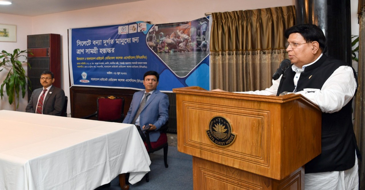পররাষ্ট্রমন্ত্রীর কাছে বন্যাদুর্গতদের জন্য ত্রাণ সহায়তা হস্তান্তর