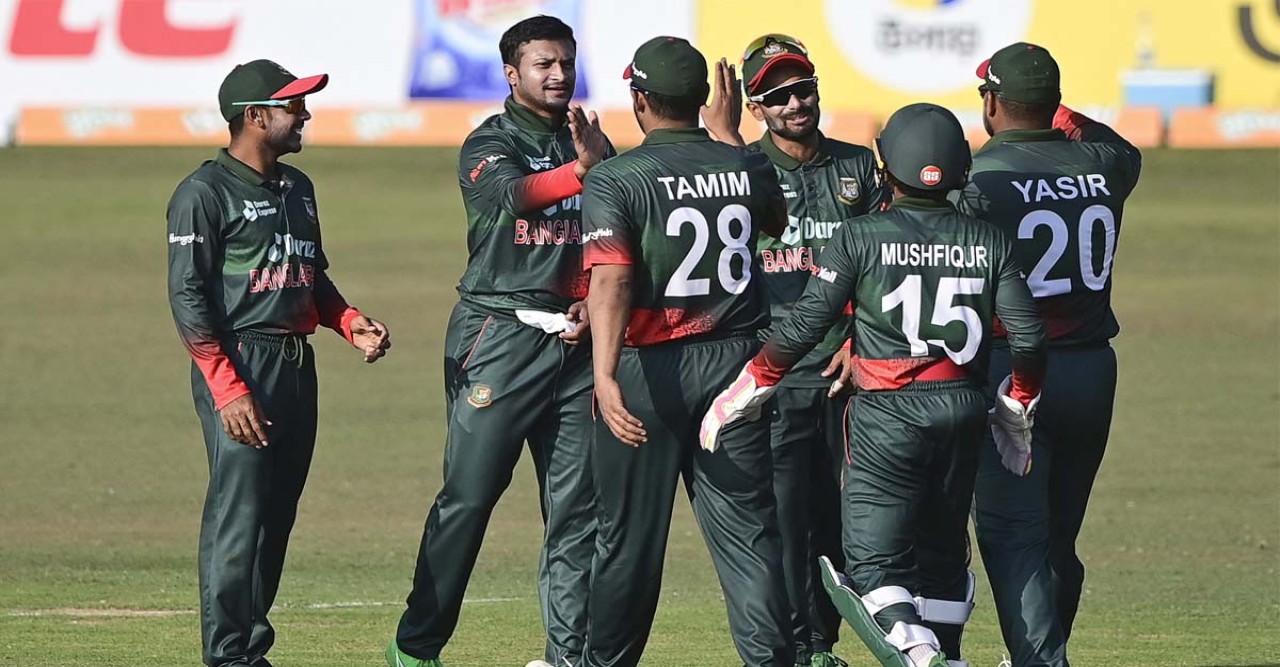 দুই ভাগে বিভক্ত হয়ে রাতে ইংল্যান্ড যাচ্ছে বাংলাদেশ