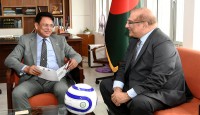 বাংলাদেশের স্কুলে বিতরণের জন্য ১ হাজার ফুটবল উপহার দিল পাকিস্তান