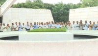 শহীদ জিয়াউর রহমান ও খালেদা জিয়ার সমাধিতে তারেক রহমানের শ্রদ্ধা