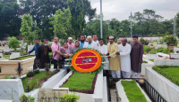 সাহারা খাতুনের কবরে শ্রদ্ধা নিবেদন