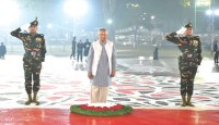 কেন্দ্রীয় শহীদ মিনারে ভাষাশহীদদের প্রতি প্রধান উপদেষ্টার শ্রদ্ধা নিবেদন