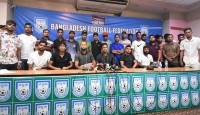 খেলার দাবি নিয়ে বাফুফেতে ফুটবলাররা