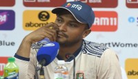 ক্রীড়া উপদেষ্টার পরামর্শ মেনেই দেশে ফিরছেন না সাকিব