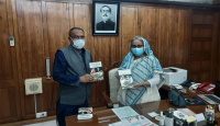 প্রধানমন্ত্রীর হাতে নিজের লেখা বই তুলে দিলেন এমপি রবি