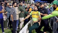 মেজাজ হারিয়ে দর্শকের দিকে তেড়ে গেলেন খুশদিল শাহ