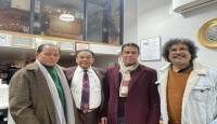 বিশিস্ট সাংবাদিক মনির হায়দারের জন‍্য ফুলেল শুভেচ্ছা